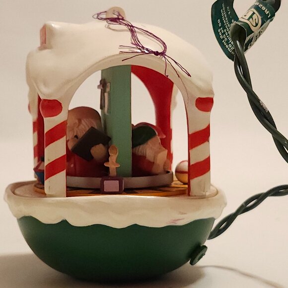 VINTAGE Hallmark Santa's Workshop Light and Motion Ornament 1993 - Picture 5 of 10